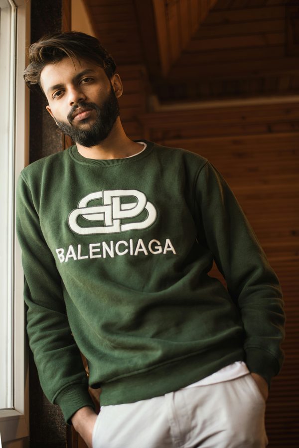 Le pull balenciaga pour homme : chic et essentiel cet automne