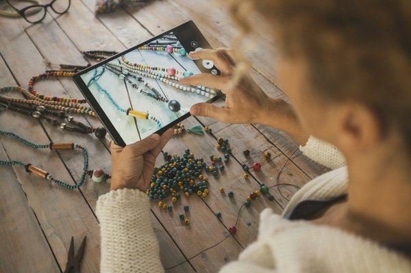 Quels conseils pour porter des bijoux en émail avec des tenues colorées?